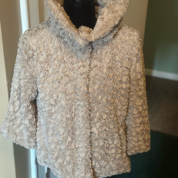 Gorgeous faux fur jacket slight Aline jacket - Picture 3 of 6
